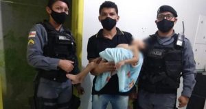 Polícia prende mãe que abandonou filho com microcefalia para ir à festa, no AMEla vai responder pelos crimes de crimes de abandono de incapaz e maus-tratos