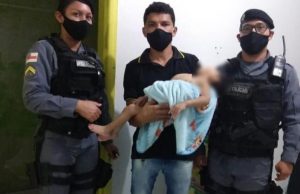Polícia prende mãe que abandonou filho com microcefalia para ir à festa, no AMEla vai responder pelos crimes de crimes de abandono de incapaz e maus-tratos
