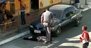 PMs são afastados após policial pisar em pescoço de mulher negra em SP'Quanto mais me debatia, mais ele apertava a botina no meu pescoço', diz agredida por PM