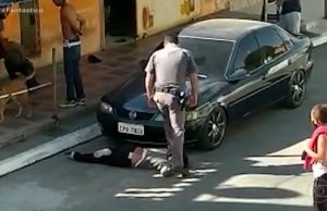 PMs são afastados após policial pisar em pescoço de mulher negra em SP'Quanto mais me debatia, mais ele apertava a botina no meu pescoço', diz agredida por PM