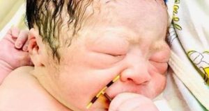 Bebê nasce segurando DIU que mãe implantou para evitar gravidezEsse aí ninguém segura