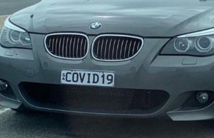 BMW com placa COVD 19 é abandonada pelo dono em estacionamento de AeroportoO carro existe de verdade, de acordo com uma consulta feita ao site do governo australiano pela placa do veículo