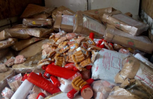 Fiscais descobrem duas toneladas de comida vencida no TarumãPronta para ser vendida