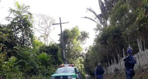 Com cortes no pescoço, pés amarrados e enrolado em saco plástico, corpo é encontrado na ZLA polícia pede para familiares que tenham entes dersaparecidos que procurem o IML para fazer o reconhecimento