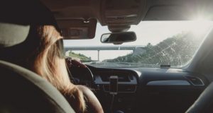 Fetiche? Mulher é flagrada dirigindo pelada durante blitz no Parque 10No carro haviam três pessoas