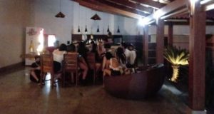 Polícia invade suruba com 25 pessoas dentro de motelAcabou a festa