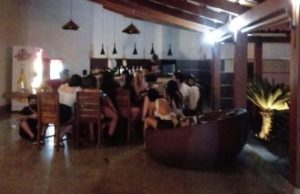 Polícia invade suruba com 25 pessoas dentro de motelAcabou a festa