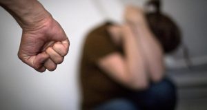 Polícia prende quatro homens por violência doméstica no domingo