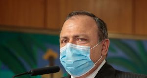 Pazuello diz que vacina de Oxford é a melhor opção até agoraSegundo o ministro, vacina russa ainda está muito incipiente