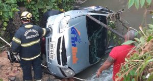 Motorista “mergulha” carro no igarapé para não ser pego por taxistaTrânsito louco