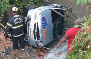 Motorista “mergulha” carro no igarapé para não ser pego por taxistaTrânsito louco