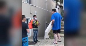 Entregador de comida é humilhado por cliente: “Seu lixo, quanto deve ganhar por mês?”O caso ocorreu no condomínio de luxo Madre Villac, na cidade de Valinhos, interior de São Paulo