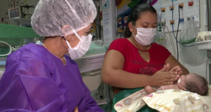 Bebês prematuros recebem massagem shantala e banho em ofurô na Balbina MestrinhoTerapia na maternidade