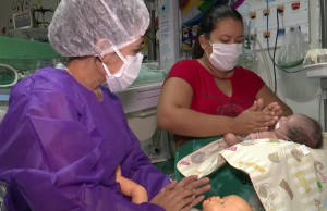 Bebês prematuros recebem massagem shantala e banho em ofurô na Balbina MestrinhoTerapia na maternidade