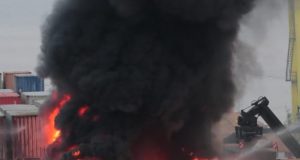 URGENTE: Incêndio atinge contêineres no Porto ChibatãoBombeiros na área