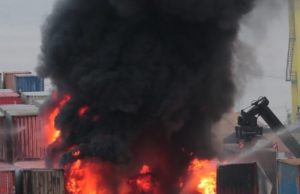 URGENTE: Incêndio atinge contêineres no Porto ChibatãoBombeiros na área