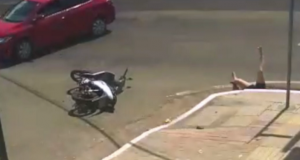 Mulher que caiu no bueiro após acidente de moto passará por cirurgia na colunaCaso grave
