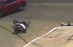 Mulher que caiu no bueiro após acidente de moto passará por cirurgia na colunaCaso grave