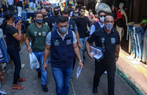 Polícia recolhe roupas de marcas falsificadas no bate-palma do CentroQuem nunca?