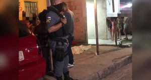 Um dia após escapar de atentado, jovem é executado e arrastado na rua em ManausBarbaridade