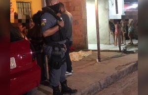 Um dia após escapar de atentado, jovem é executado e arrastado na rua em ManausBarbaridade