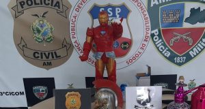 Em Manaus, ‘Mulheres do tráfico’ escondiam drogas em boneco do Homem de Ferro