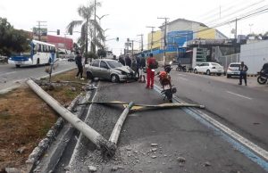 Motorista derruba poste na Max TeixeiraAcidente grave