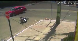 Durante acidente mulher é arremessada para dentro de esgoto