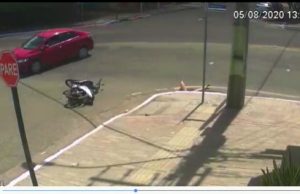 Durante acidente mulher é arremessada para dentro de esgoto