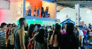 Polícia cancela festão com 300 pessoas no Parque das NaçõesAglomeração em nível máximo