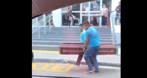 VÍDEO: Caixão cai no meio da rua em ManausMacabro
