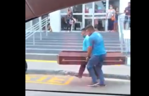 VÍDEO: Caixão cai no meio da rua em ManausMacabro