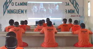 Presidiários de Manaus agora têm direito à cinema na cadeia!Será que rola pipoica também?