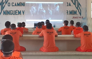 Presidiários de Manaus agora têm direito à cinema na cadeia!Será que rola pipoica também?