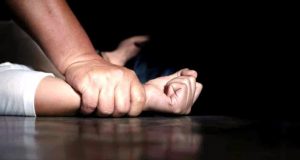 Em Manaus, menina de 11 anos se dopa para não sentir abusos do padrasto e quase morreA criança estava sendo violentada há cerca de um mês pelo namorado de 16 anos da mãe dela, uma mulher de 29 anos