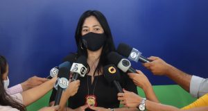 Criatura que jogou óleo quente nas mãos do filho é indiciada por torturaDelegada ficou chocada com a cena