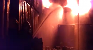 Vídeos mostram bombeiros em dificuldade diante das chamas no ChibatãoLuta complicada