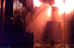 Vídeos mostram bombeiros em dificuldade diante das chamas no ChibatãoLuta complicada