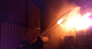 Bombeiros relatam risco de explosão no Porto do ChibatãoPerigo nas chamas