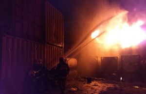 Bombeiros relatam risco de explosão no Porto do ChibatãoPerigo nas chamas