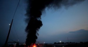 14 horas de fogo e bombeiros ainda trabalham no ChibatãoChamas em Manaus
