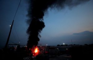 14 horas de fogo e bombeiros ainda trabalham no ChibatãoChamas em Manaus