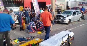 Carro desgovernado invade calçada e atropela várias pessoas na Djalma BatistaCenas tristes de se ver