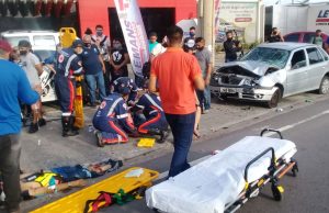 Carro desgovernado invade calçada e atropela várias pessoas na Djalma BatistaCenas tristes de se ver