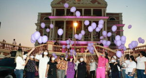 Ato em frente ao Teatro Amazonas celebra 14 anos da Lei Maria da PenhaPelo fim da violência contra a mulher
