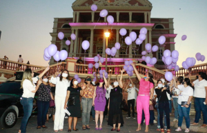 Ato em frente ao Teatro Amazonas celebra 14 anos da Lei Maria da PenhaPelo fim da violência contra a mulher