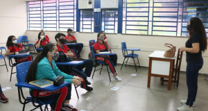 Seduc rebate professores e afirma que Covid não fechou escolas em Manaus