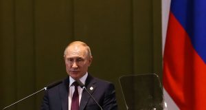 Rússia anuncia primeira vacina contra a covid-19Decisão é questionada e OMS pede cumprimento de protocolos
