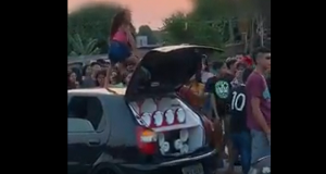 Criança filmada em cima do carro em Manaus dançava “Dar a Xereca”Que absurdo