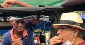 Candidatíssimo a prefeito, Amazonino come pupunha na feira: “Apenas 3 ou 4 por dia”Campanha nas ruas